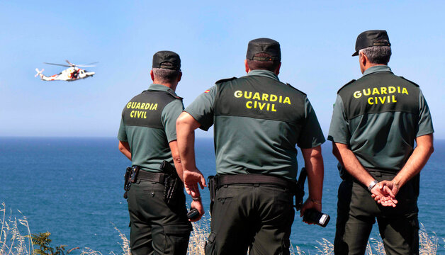 3 policias